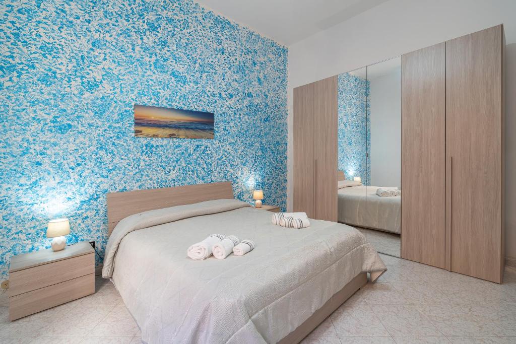 a bedroom with a bed with two towels on it at Sea House a due passi dal mare in Pozzallo