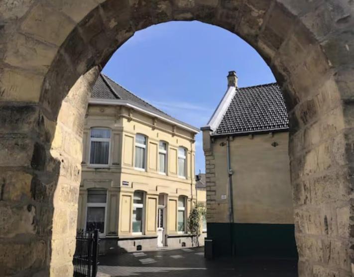 ファルケンブルグにあるBLESS Valkenburgの建物の隣の建物の前のアーチ道
