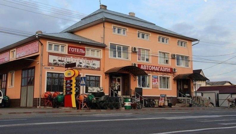 een groot gebouw aan de kant van een straat bij Явіс in Mamaivci Village