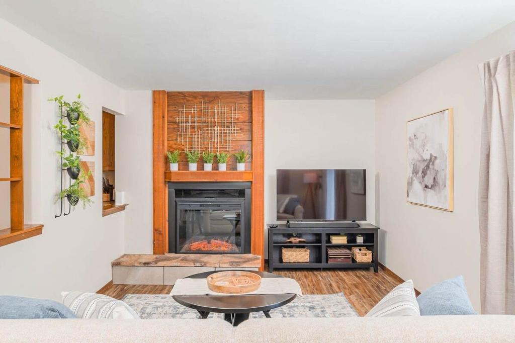 un salon avec un canapé et une cheminée dans l'établissement North Appleton Family Home - 3 Bedroom, à Appleton