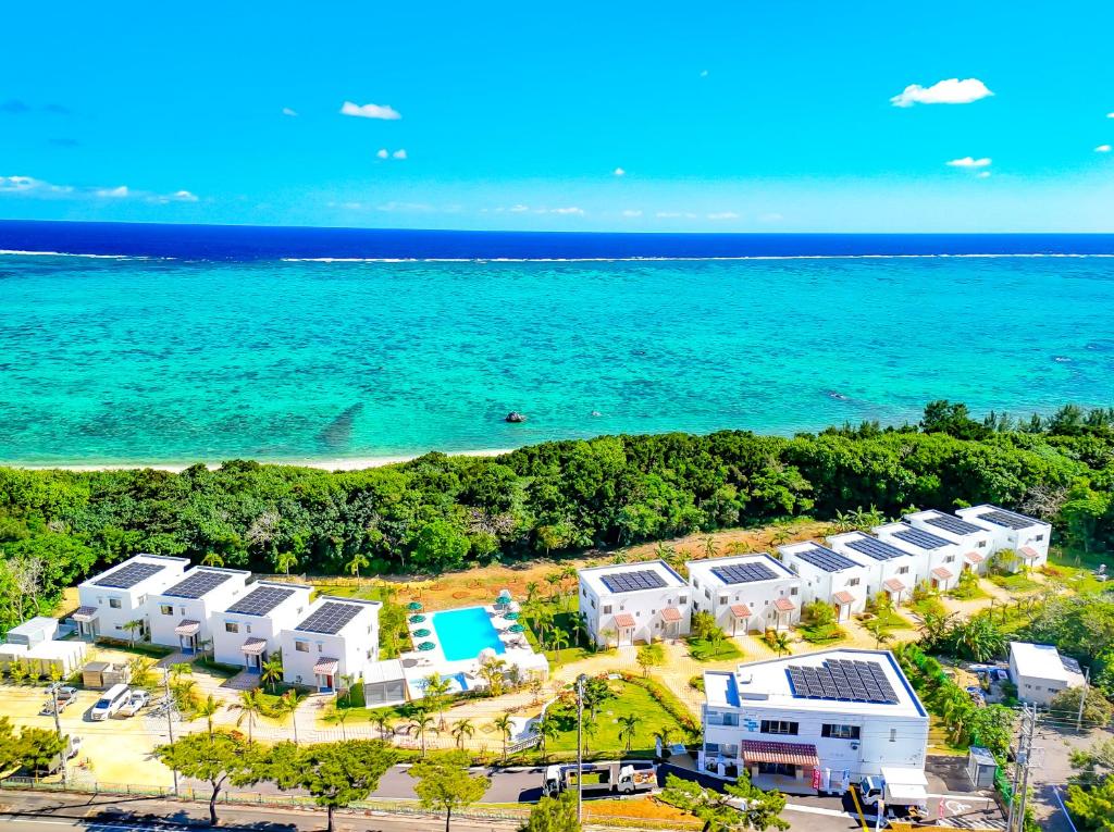 une vue aérienne d'un complexe hôtelier près de l'océan dans l'établissement Seaside Village 13(シーサイドヴィレッジ・サーティーン), à Ishigaki