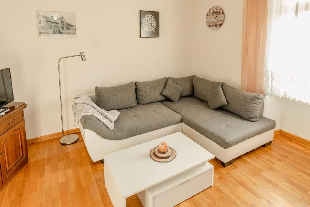 a living room with a couch and a coffee table at Ferienwohnung Fuchsbau in Neumagen-Dhron