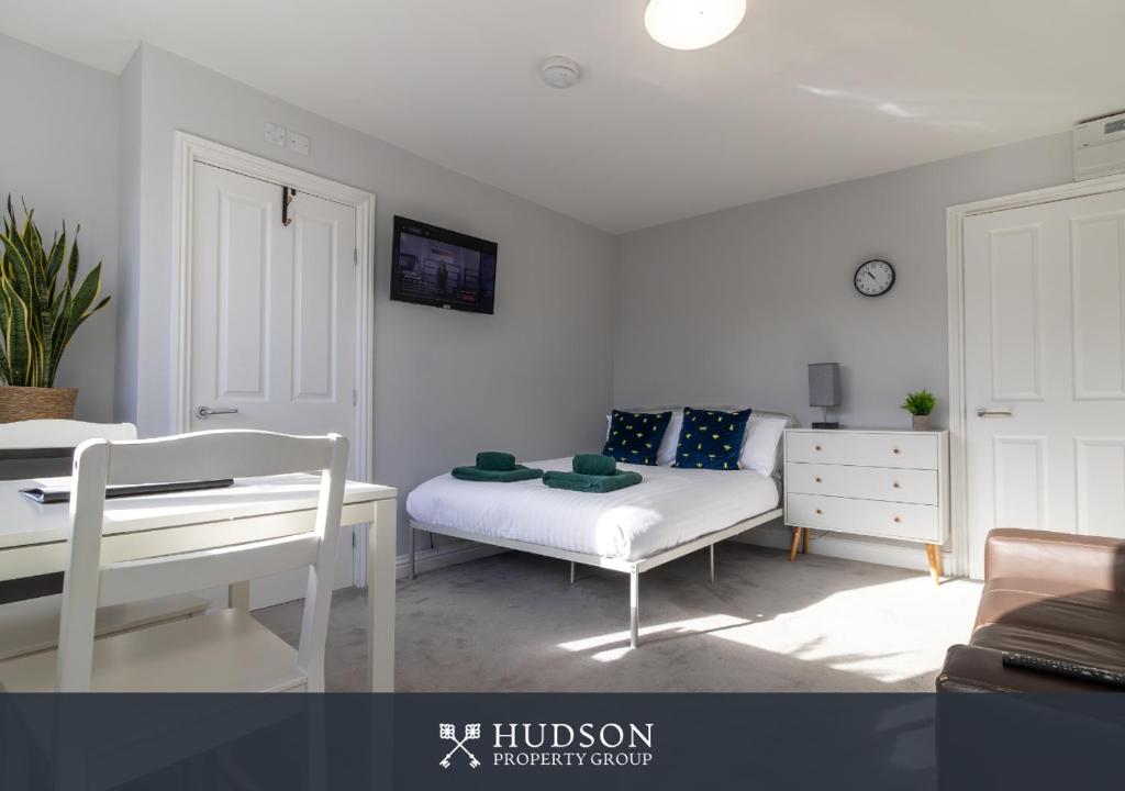 Postel nebo postele na pokoji v ubytování Donnington Apartments - Studio 5