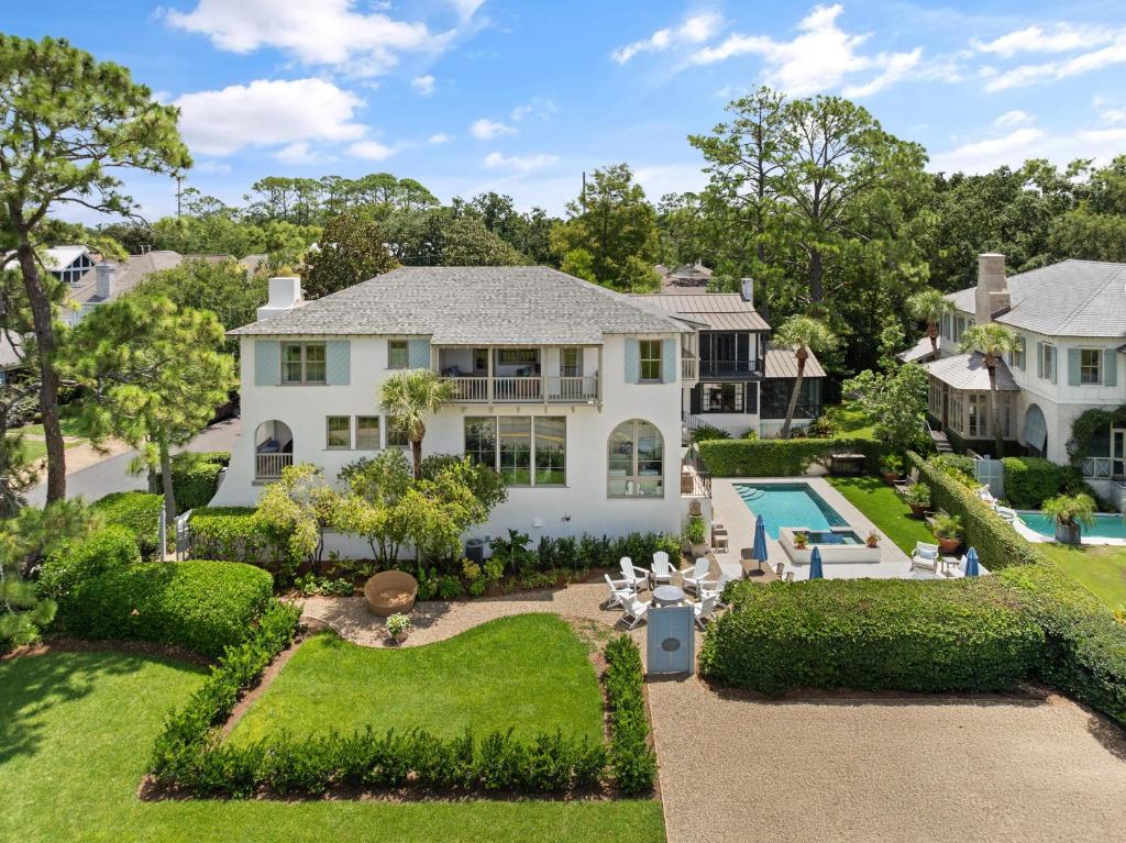 eine Luftaufnahme eines Hauses mit Garten in der Unterkunft Via Serena - 3 Via Serena in Saint Simons Island