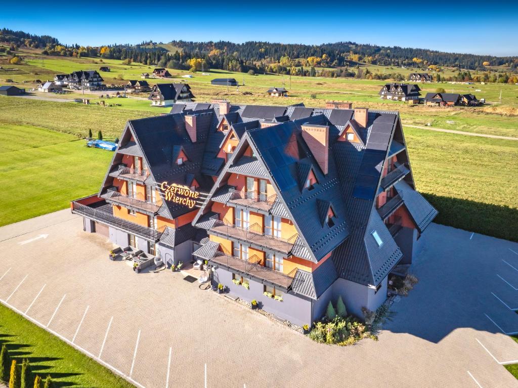 an aerial view of a building with a field at Czerwone Wierchy - sauna i jacuzzi wliczone w cenę pobytu - blisko stoku narciarskiego - zachęcamy do rezerwacji zimowych pobytów w atrakcyjnych cenach! in Białka Tatrzanska