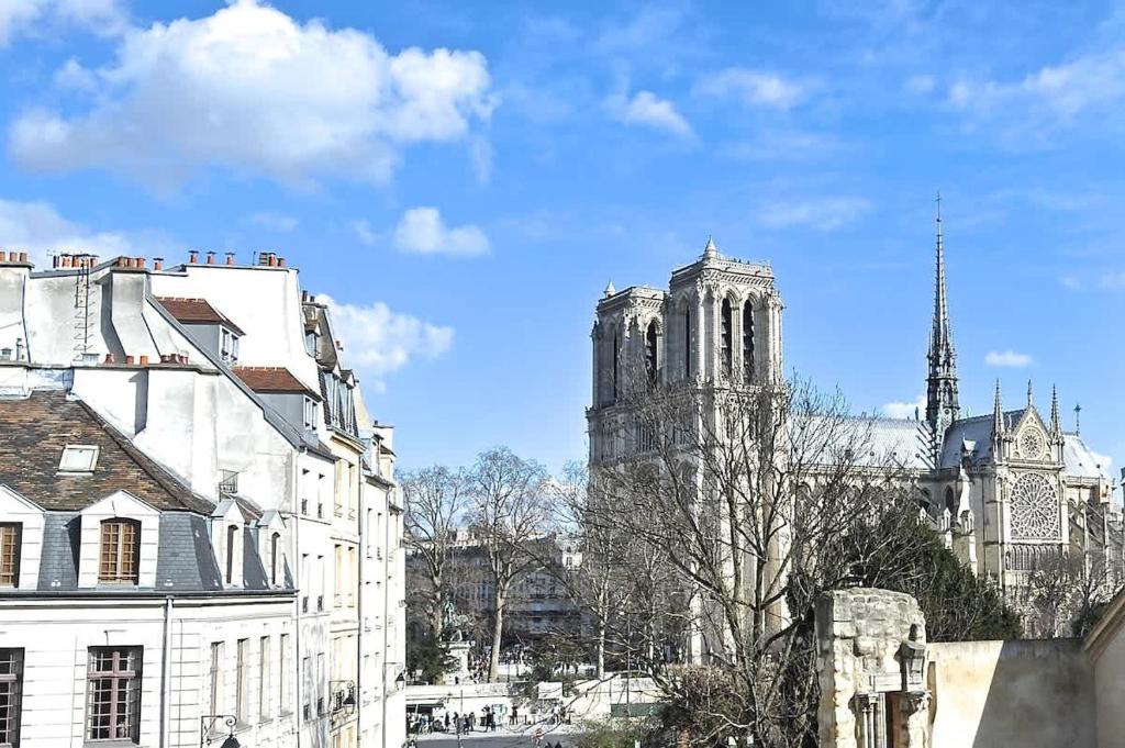 Charming Stay Near Notre Dame FDL with AC