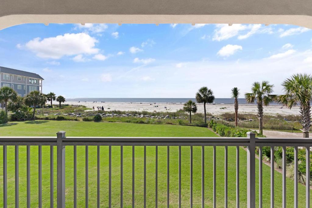 Blick auf den Strand vom Balkon einer Eigentumswohnung in der Unterkunft Big Blue - 1108 Beachview Drive in Demere Park