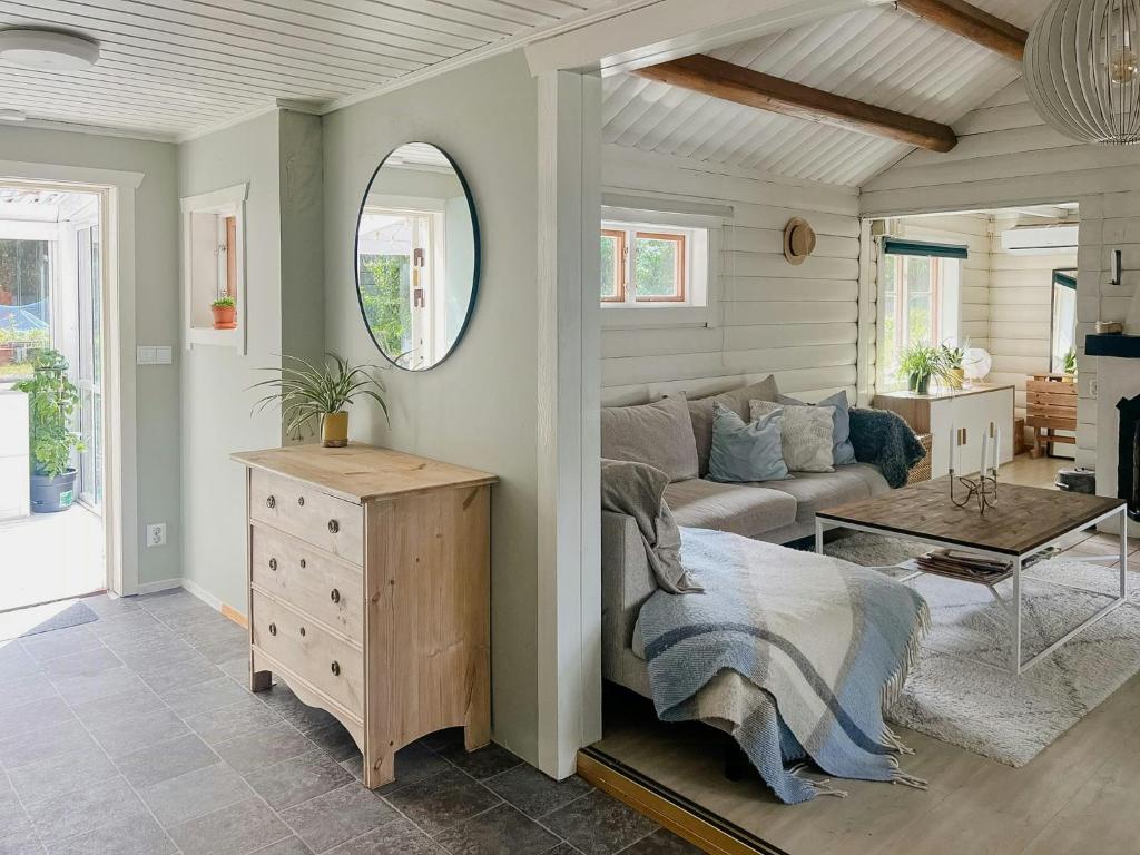 ein Wohnzimmer mit Sofa und Tisch in der Unterkunft Lakeside Holiday Home With Sauna Near Karlskoga in Karlskoga