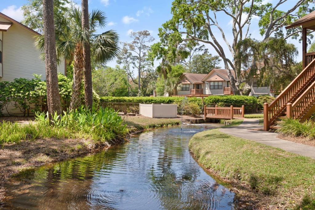 Harbour Oaks, Unit 618 في Demere Park: منزل به تيار ماء أمام المنزل