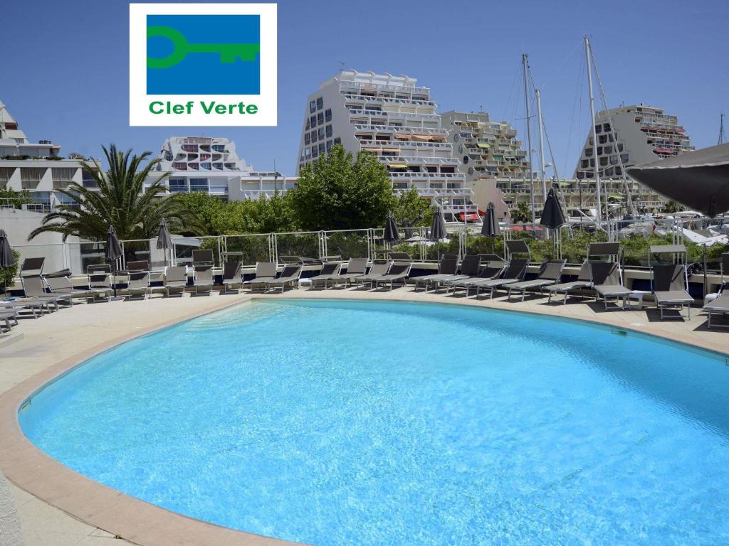 Bazén v ubytování Mercure Port La Grande Motte nebo v jeho okolí