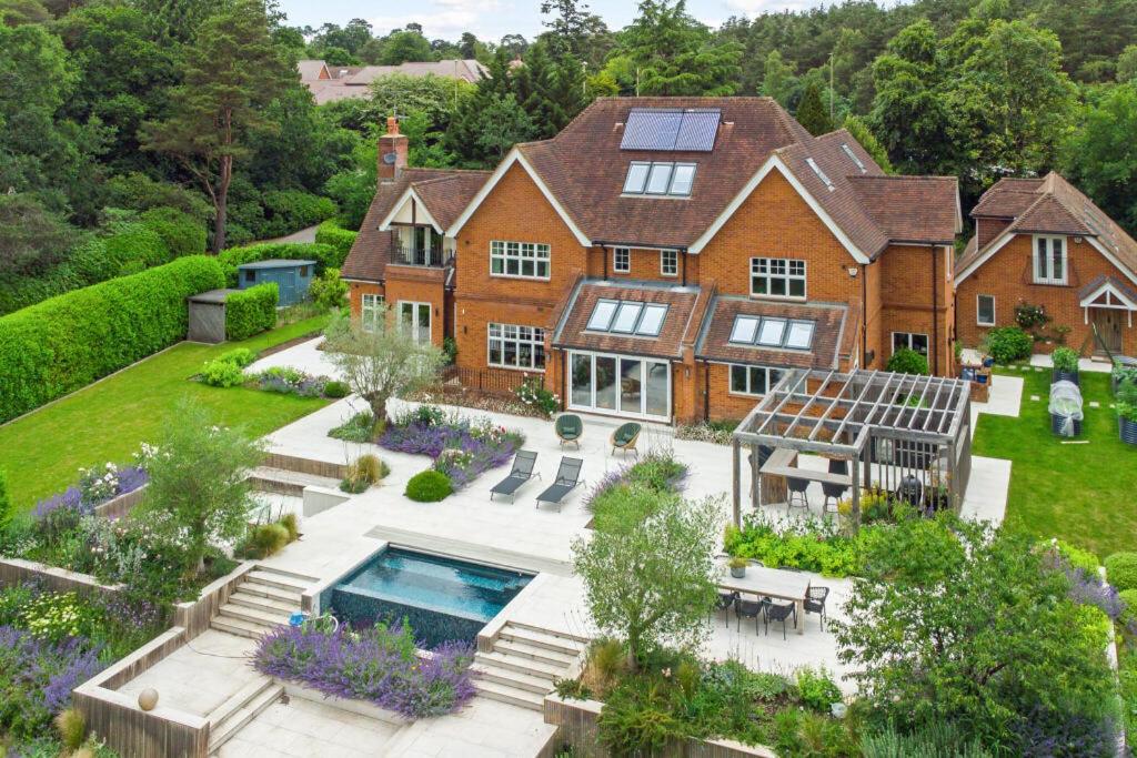 Κήπος έξω από το Luxury Mansion Farnham pool gym EV Charger