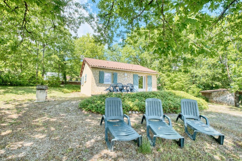 eine Gruppe aus drei Stühlen und einem Haus in der Unterkunft Gite Gariotte in Salignac Eyvigues