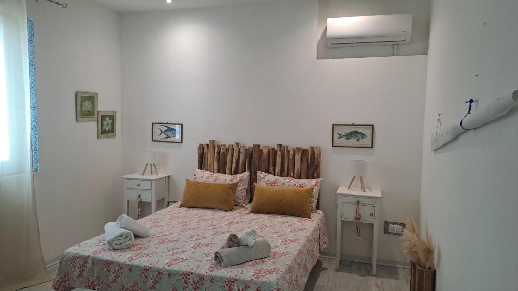 a bedroom with a bed with towels on it at Sognare sul mare in Granelli