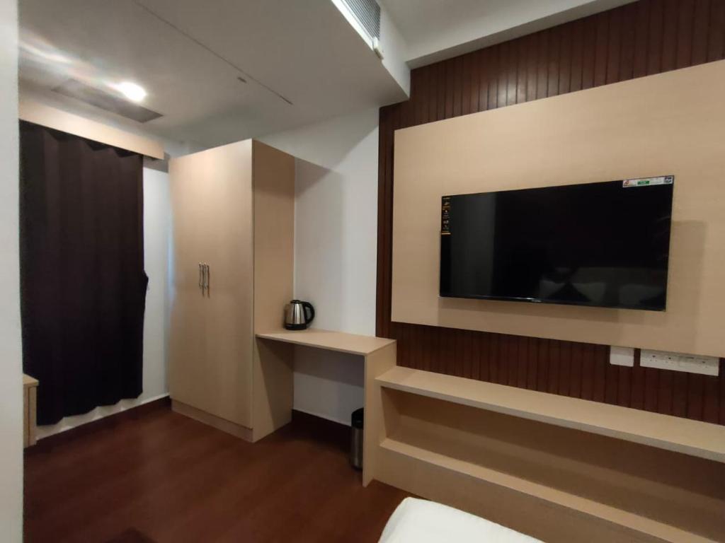 TV a/nebo společenská místnost v ubytování Neo Elite Inn