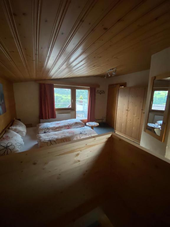 Ένα ή περισσότερα κρεβάτια σε δωμάτιο στο Ferienwohnung Bergheimat