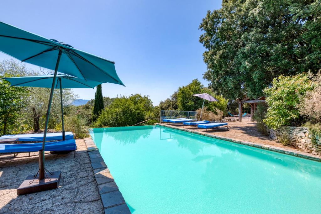 Bazén v ubytování Gîte Mas Grand Bosc Micocouliers nebo v jeho okolí