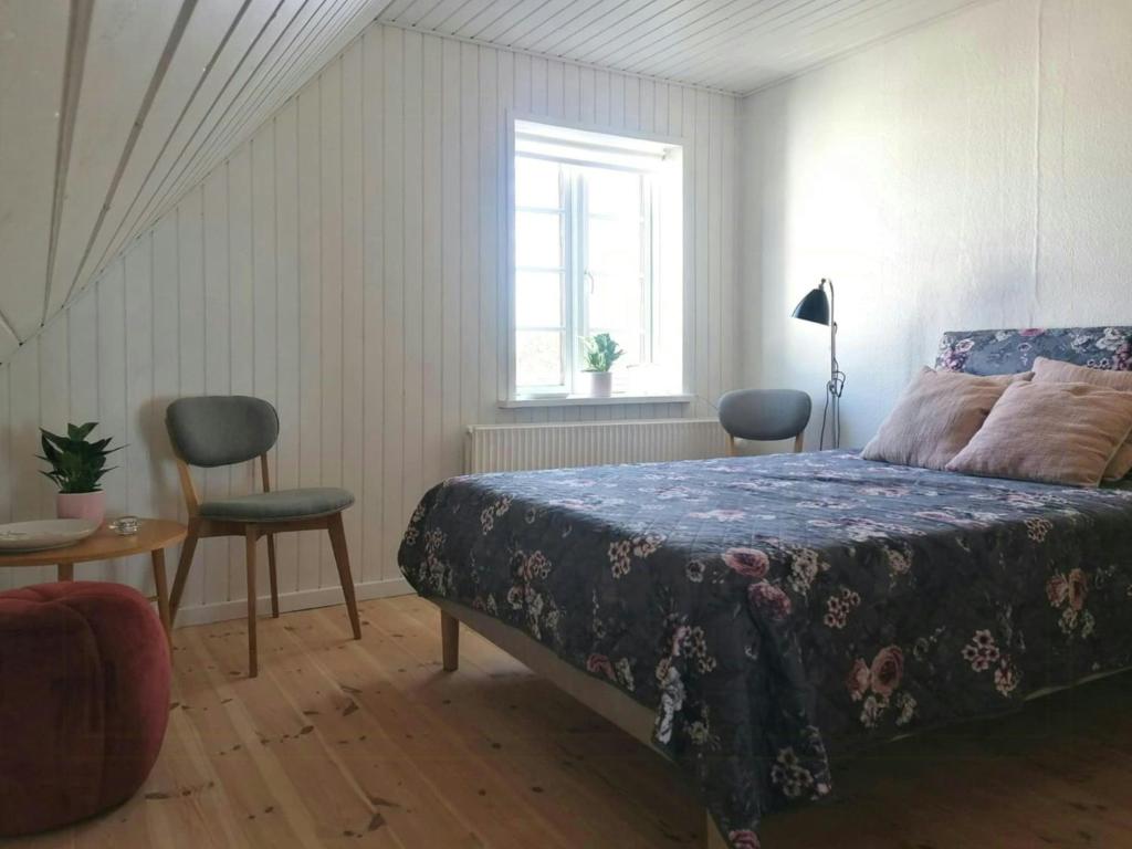 VedbølにあるNature Gem Near Haderslev With 160-Year-Old Beechのベッドとテーブルと窓のある寝室