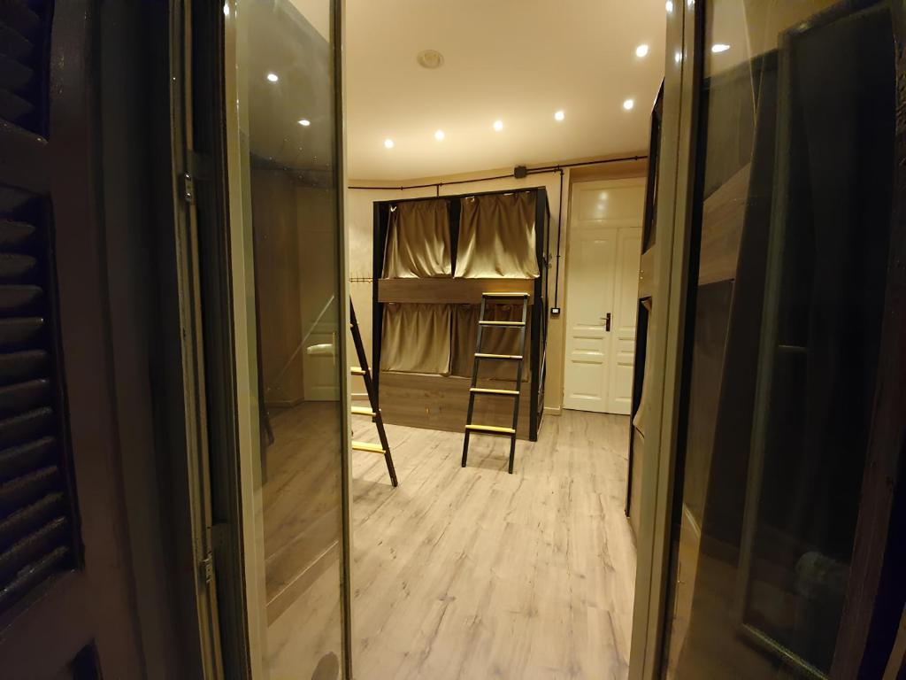 Holy Sheet Hostel - 19