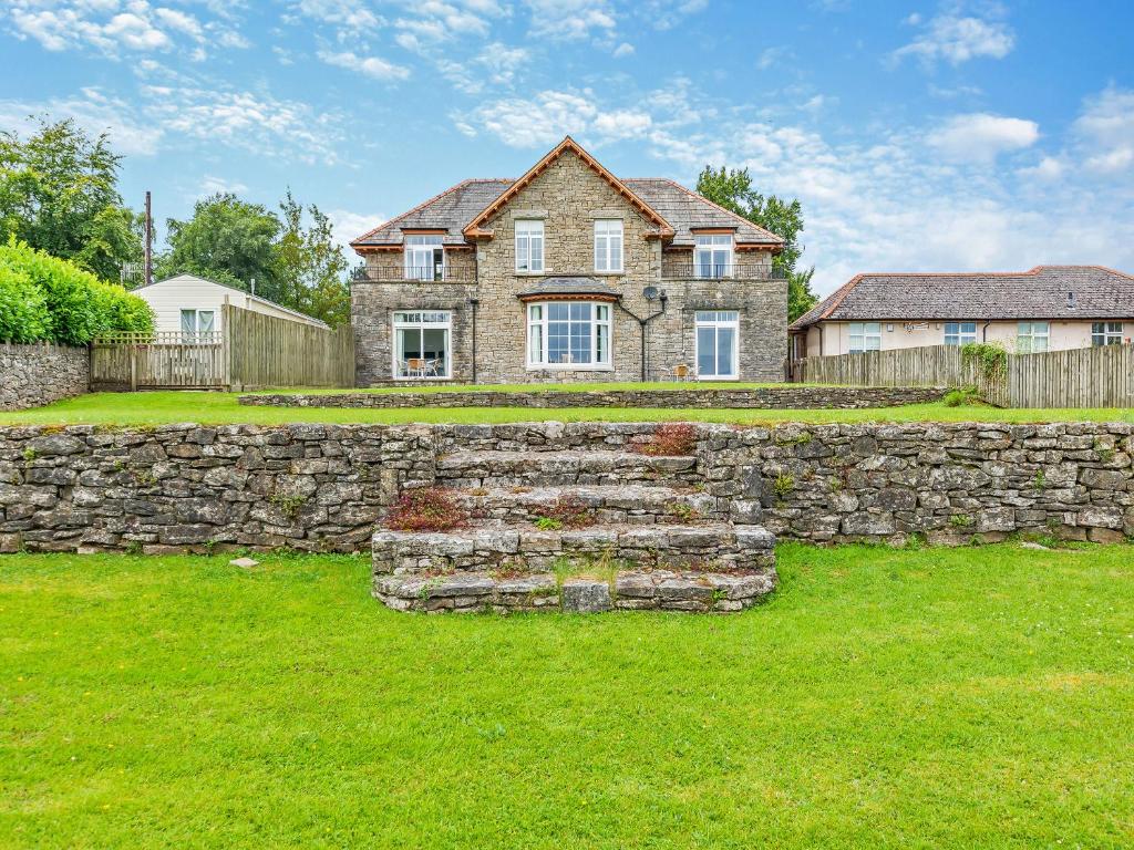 een stenen muur voor een huis bij Baycliff Apartment in Lindale