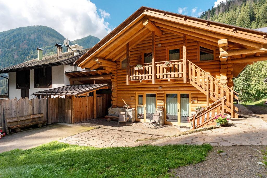 a log cabin with a porch and a balcony at Agritur Cazzuffi in Peio