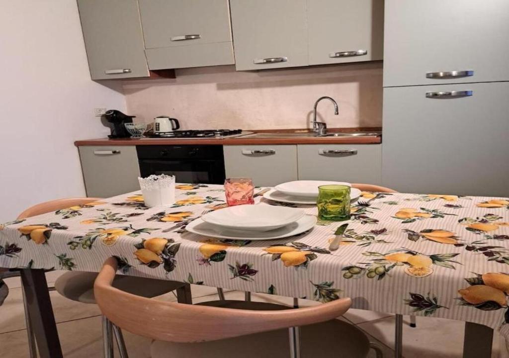 サーレ・マラジーノにあるLAKEly Nestのテーブル、テーブルクロス付)