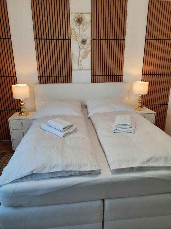 ケーニッヒスブルンにあるModerne 3Zimmer Wohnung, in Königsbrunn bei Augsburgの白いベッド(タオル2枚付)
