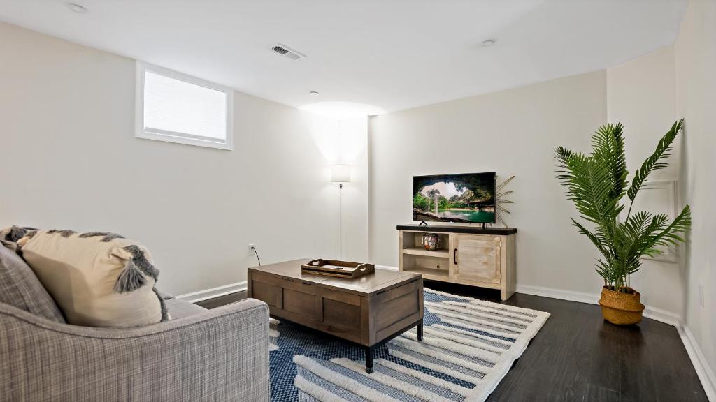 Μια τηλεόραση ή/και κέντρο ψυχαγωγίας στο Easy METRO 1 min WALK Basement space Comfy