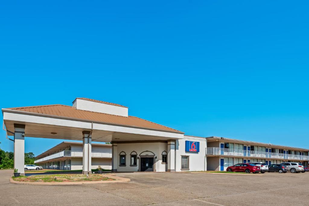a hotel front of a building with a parking lot at Studio 6 Hammond, LA I12 I55 in Hammond