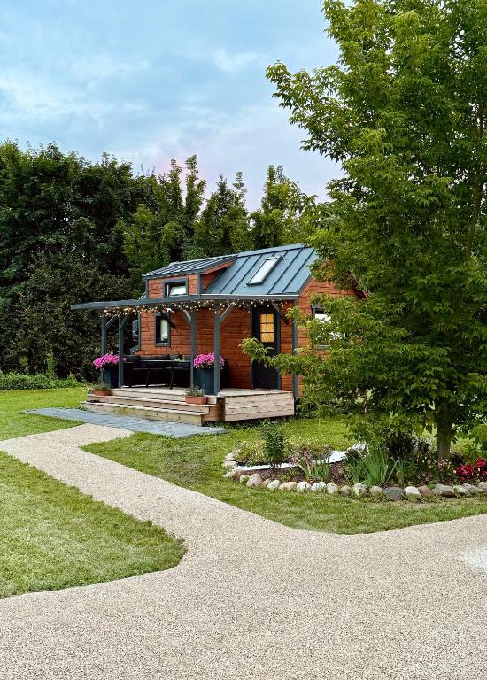 凯卡瓦自治市Tiny house & Sauna - Alejas的一间砖房,上面有日光浴室