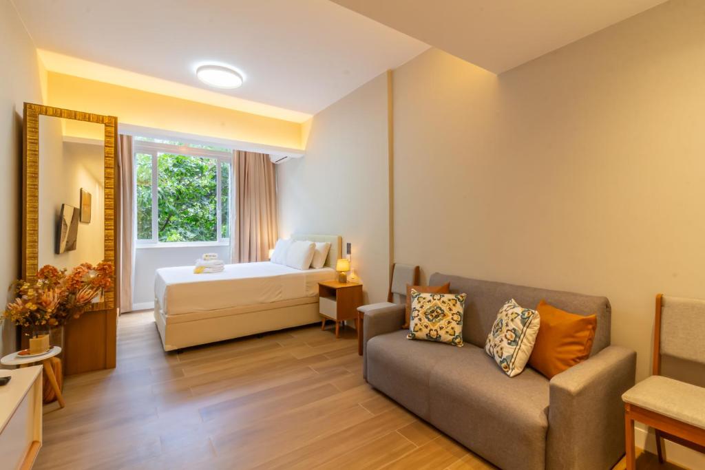 Istumisnurk majutusasutuses Loft com janela acustica a 5 minutos caminhando ate a praia - NSC304