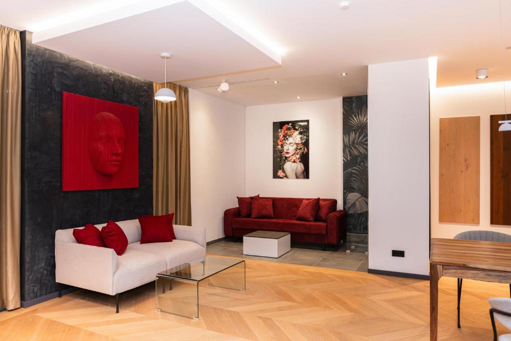 ein Wohnzimmer mit einem weißen Sofa und roten Möbeln in der Unterkunft Arbio I Urban Apartment Zimmerstrasse in Leipzig