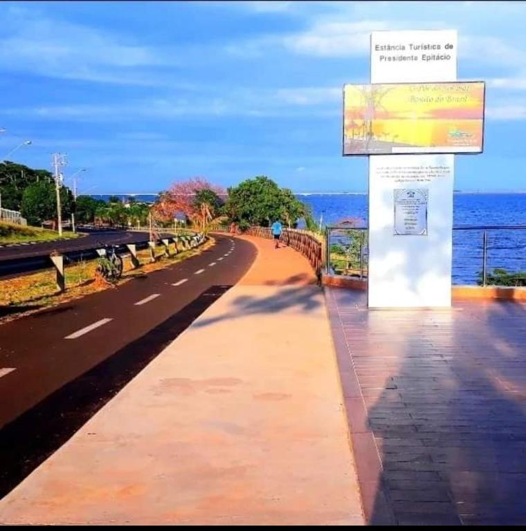 a sidewalk next to a road next to the ocean at Puxadinho do Sossego in Presidente Epitácio