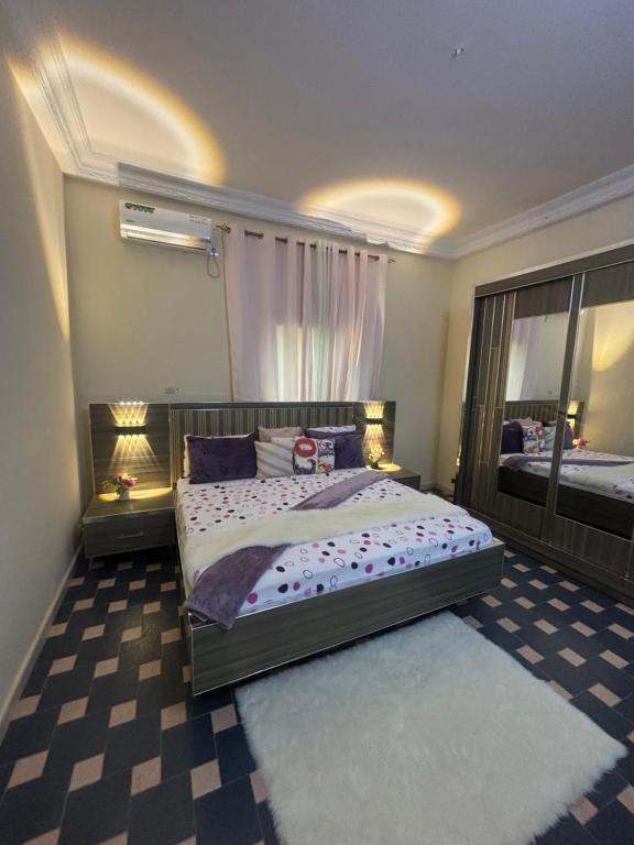 een slaapkamer met een groot bed en een groot raam bij Residence FATIMA thies in Thiès