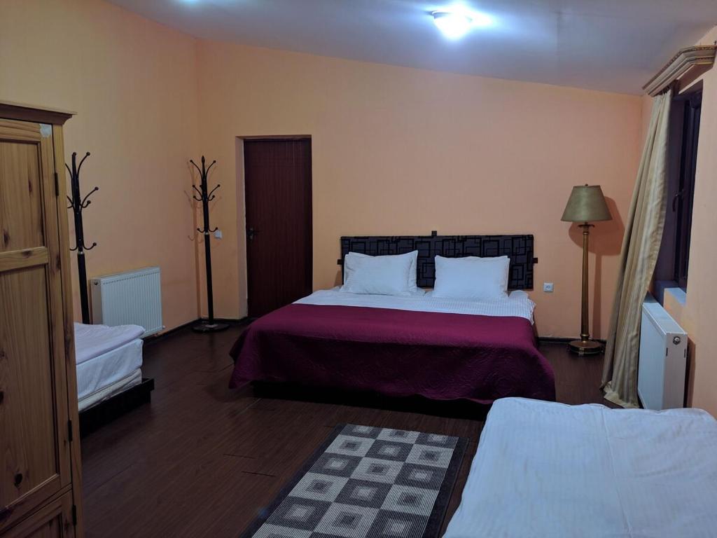 Postel nebo postele na pokoji v ubytování Hotel Wintera Gudauri