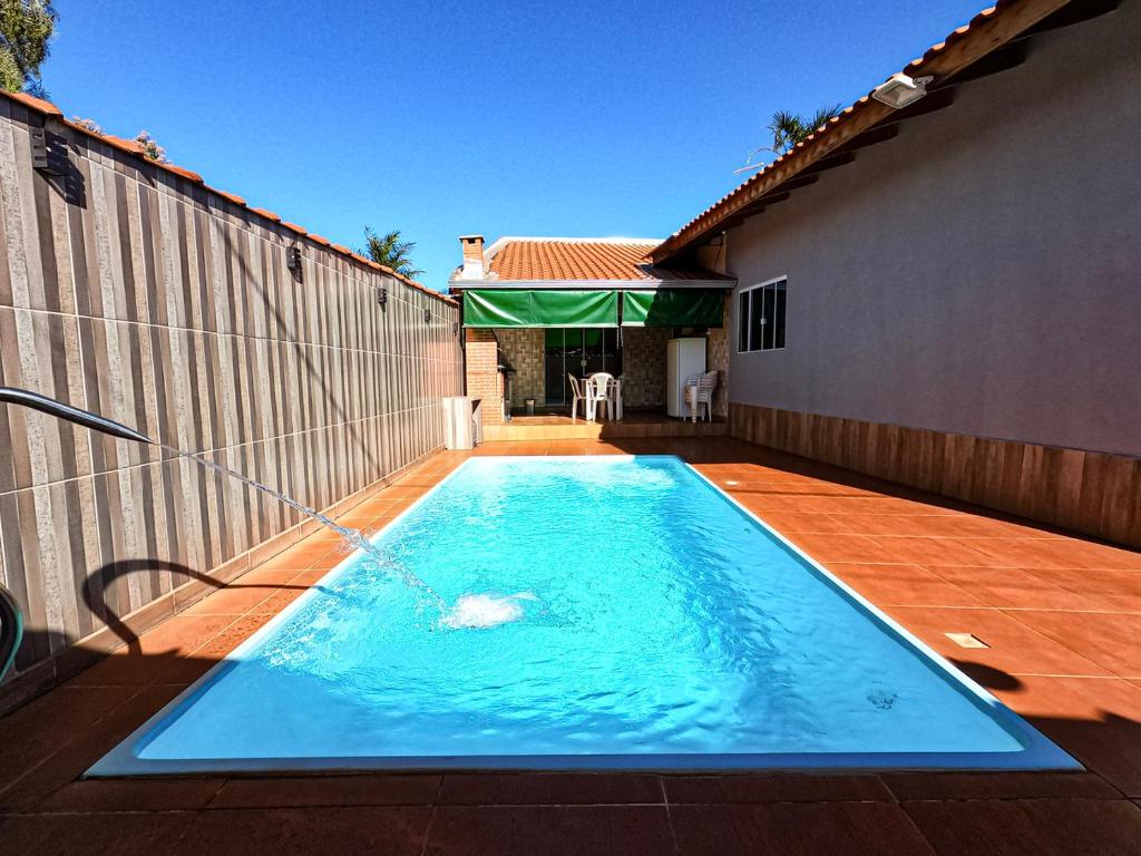 a swimming pool in the backyard of a house at Casa c Piscina e Churrasqueira na Represa de Avare in Avaré