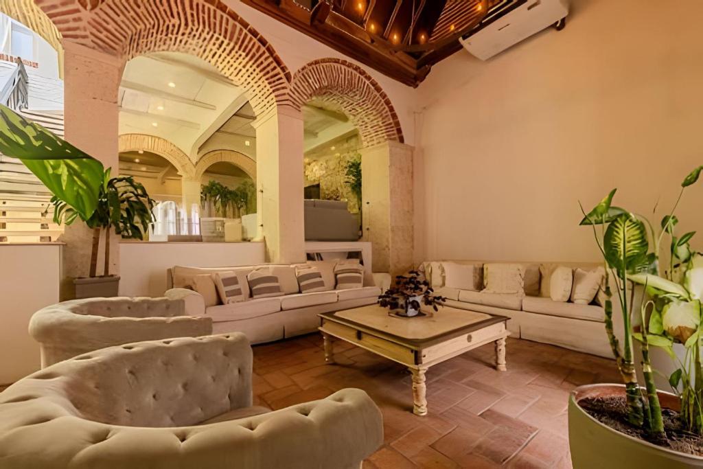 un salon avec des canapés et une table basse dans l'établissement Casa de 5 Hab en la Ciudad Amurallada con Piscina, à Carthagène des Indes
