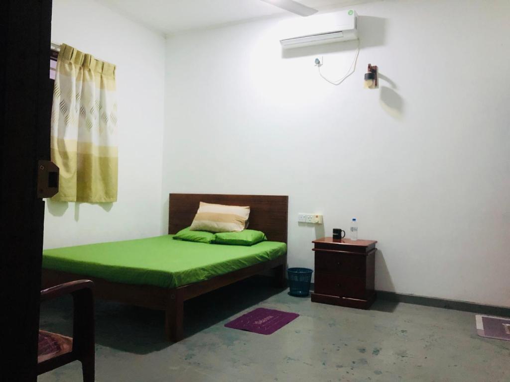 Postel nebo postele na pokoji v ubytování Nadee Guest & Yala Safari