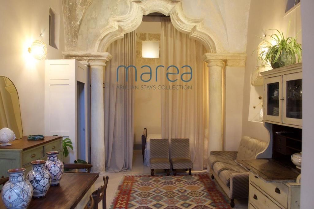 TV a/nebo společenská místnost v ubytování Casa Cesira, antica dimora con cucina professionale - Marea Stays Collection