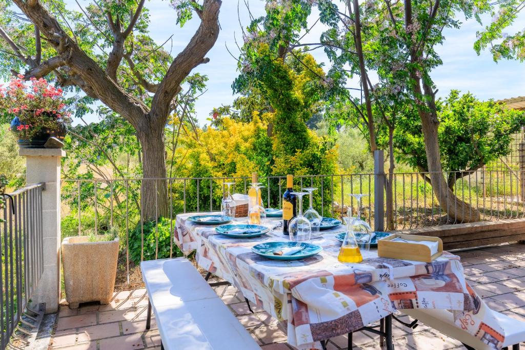 una mesa con platos en un patio en Casa Rural Mas ROTAVELLA, en Montbrió del Camp