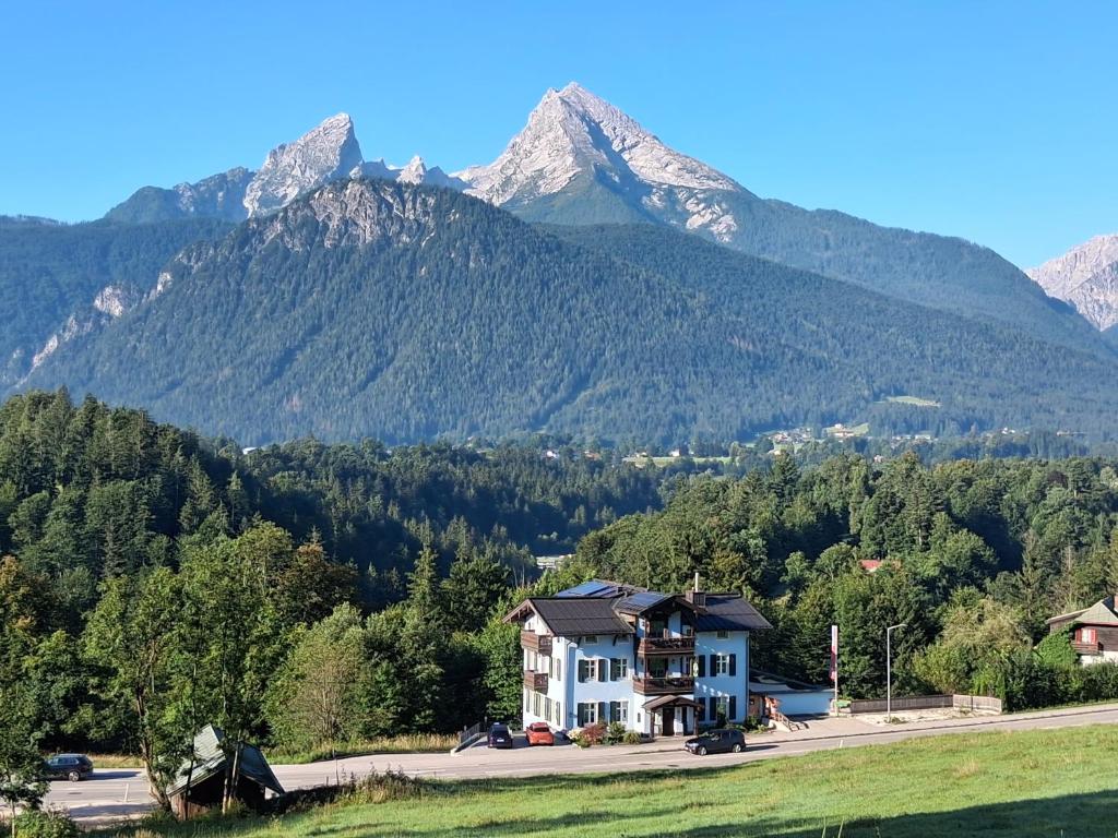 a house in the mountains with mountains in the background at Die schlafende Goass in Bischofswiesen