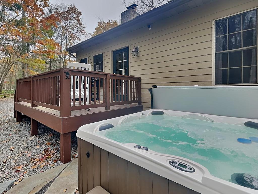 オークランドにあるMeant to Beの家の隣のデッキにあるホットタブ