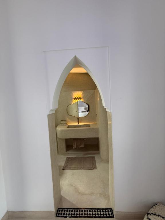 une salle de bain avec un miroir et un lavabo dans l'établissement Riad La Rose, à Marrakech