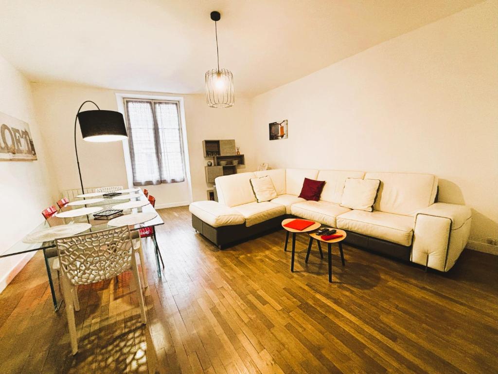 Couhé-VeracにあるGîte des Débatsのソファとテーブルのあるリビングルーム