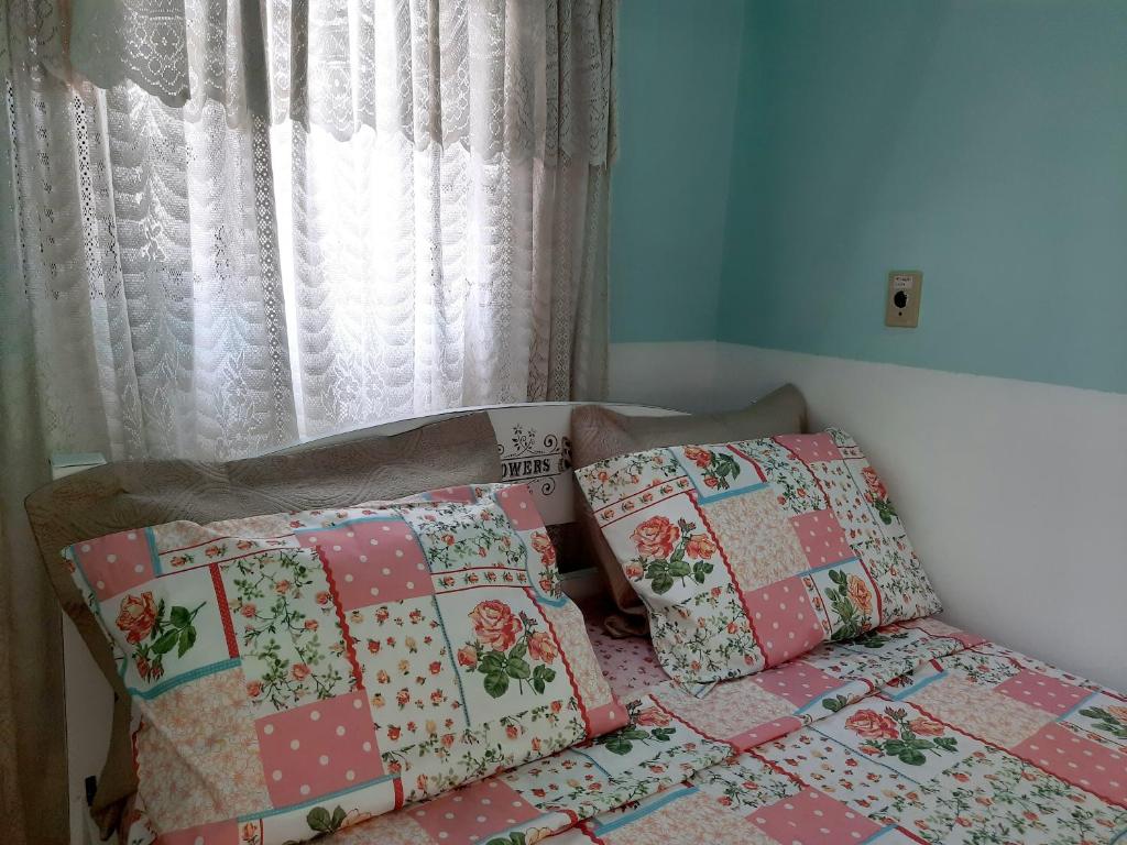 Un ou plusieurs lits dans un hébergement de l'établissement Luz do Sol Pousada 700m Praia do Peró