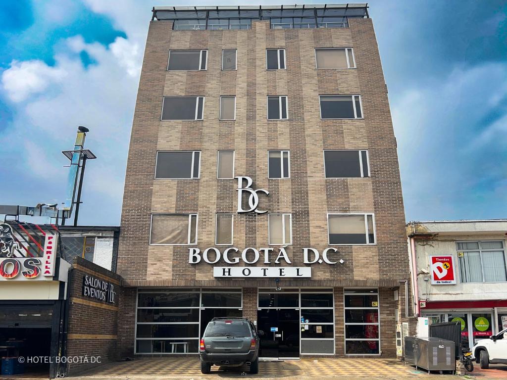 un edificio con le parole boogota dcuth di Hotel Bogota DC a Bogotá