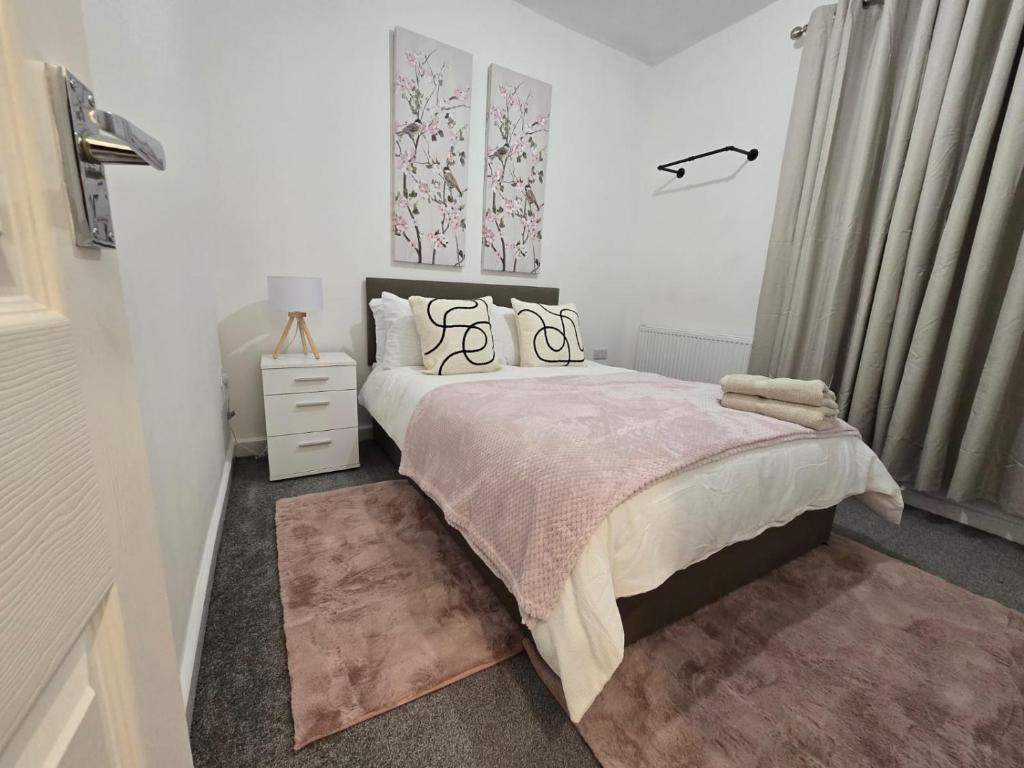 Ένα ή περισσότερα κρεβάτια σε δωμάτιο στο Room 2 Shared House 3 min from Stadium