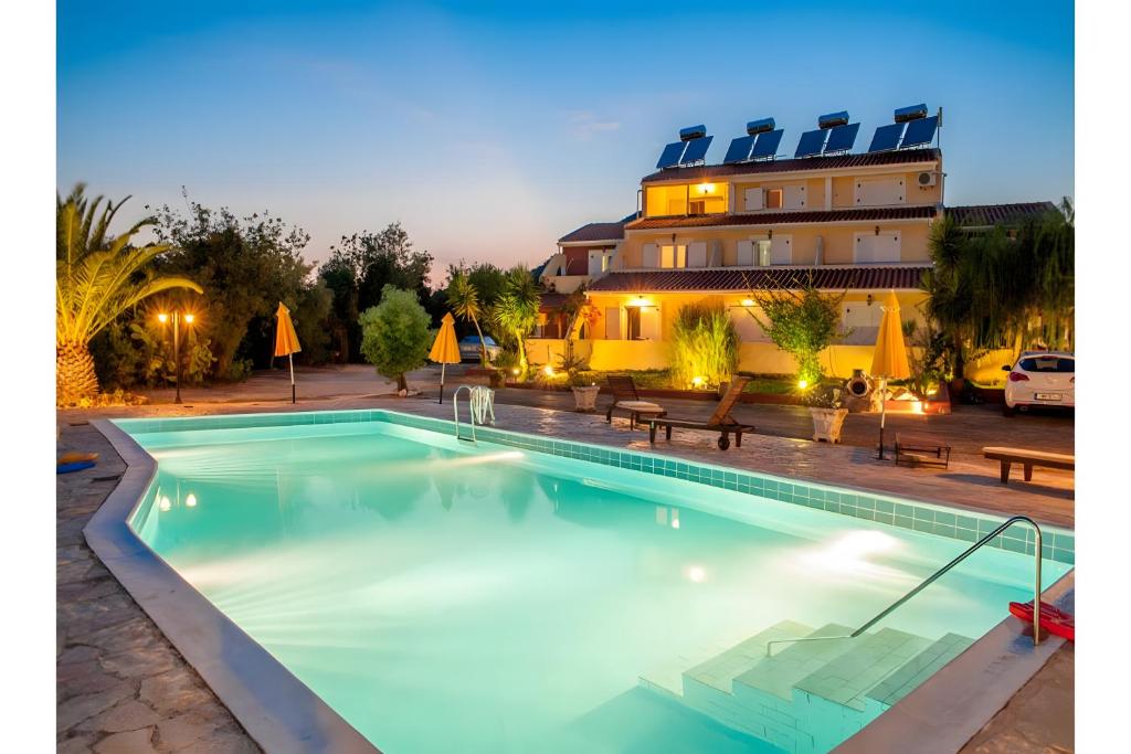 una grande piscina di fronte a un edificio di Pegasus Studios a Karavádhos