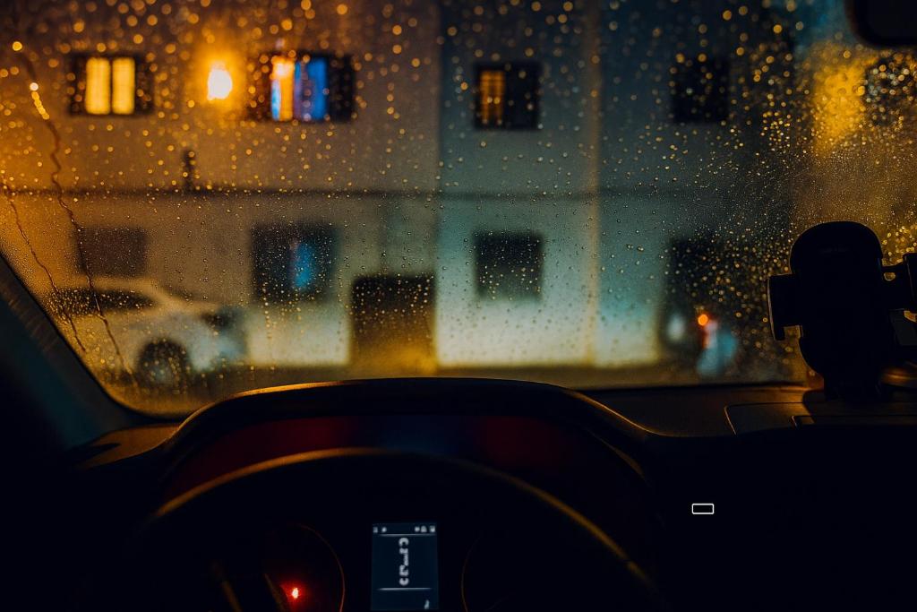 vue d'une ville pluvieuse depuis une voiture dans l'établissement شقة تافوكة الصويرة, à Essaouira