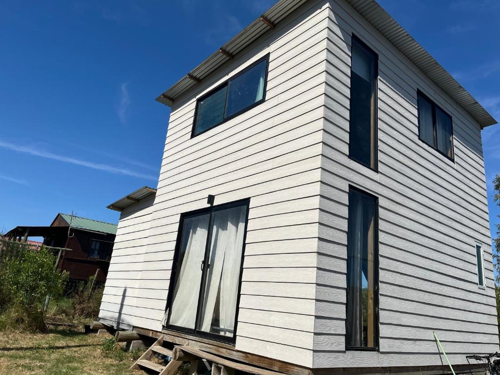 een huis op een stacaravan met ramen erin bij Cabaña nueva in Playa Hermosa