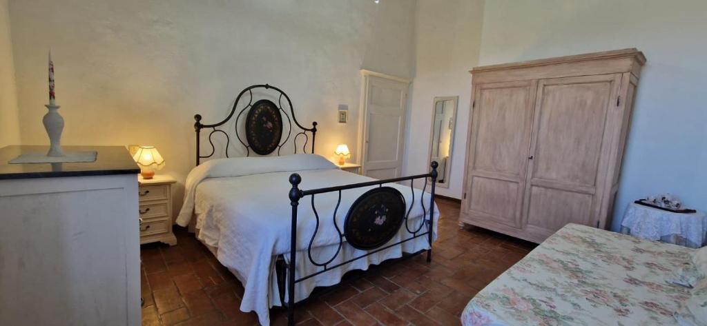 een slaapkamer met een bed en een ladekast bij Agriturismo La Rugiada di Pociano in Monteroni dʼArbia